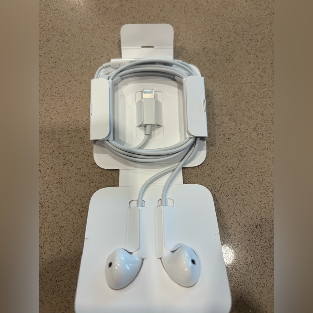 🌟New🌟 Wired Apple ear buds with lightning connector.